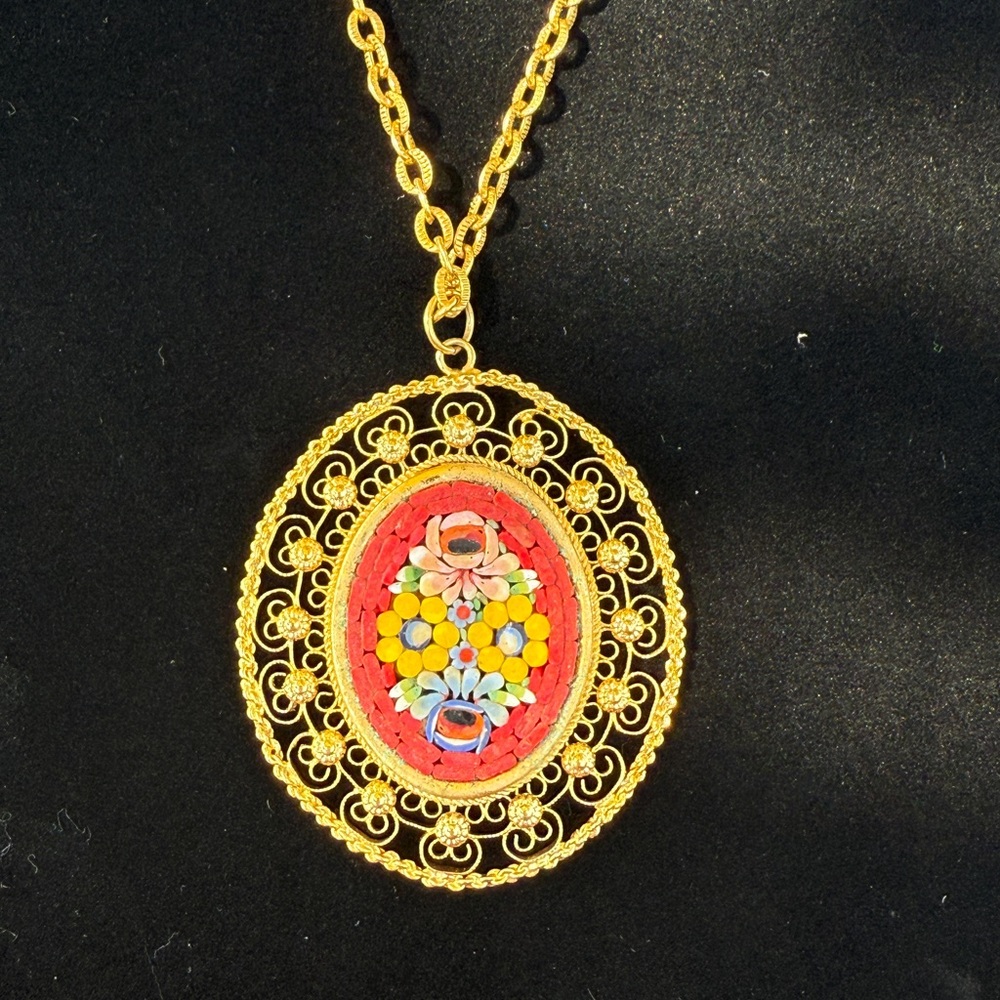 Elegant Gold and Red Pendant Necklace